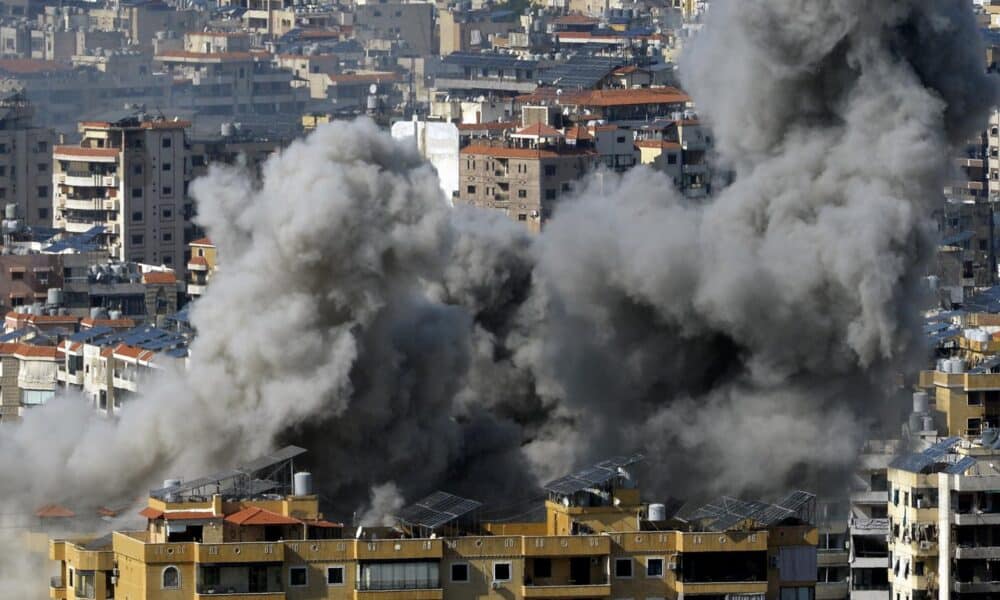 El humo se eleva tras un ataque aéreo israelí en el distrito de Dahieh en Beirut, Líbano, el 12 de noviembre de 2024. Según el Ministerio de Salud Libanés, más de 3,243 personas han sido asesinadas y más de 14,134 otras han sido heridas en Líbano desde la escalada de hostilidades entre Israel y Hezbolá. (Líbano, Hizbulá/Hezbolá) EFE/EPA/WAEL HAMZEH