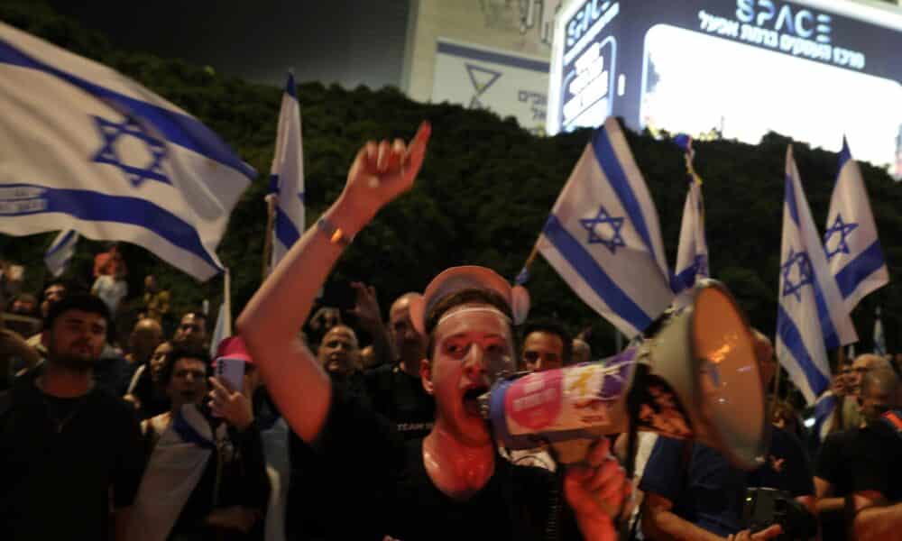 Manifestantes antigubernamentales salieron a las calles después de que el primer ministro israelí destituyera al ministro de Defensa, Yoav Gallant, en Tel Aviv, el 5 de noviembre de 2024. EFE/EPA/VASSIL DONEV