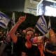 Manifestantes antigubernamentales salieron a las calles después de que el primer ministro israelí destituyera al ministro de Defensa, Yoav Gallant, en Tel Aviv, el 5 de noviembre de 2024. EFE/EPA/VASSIL DONEV