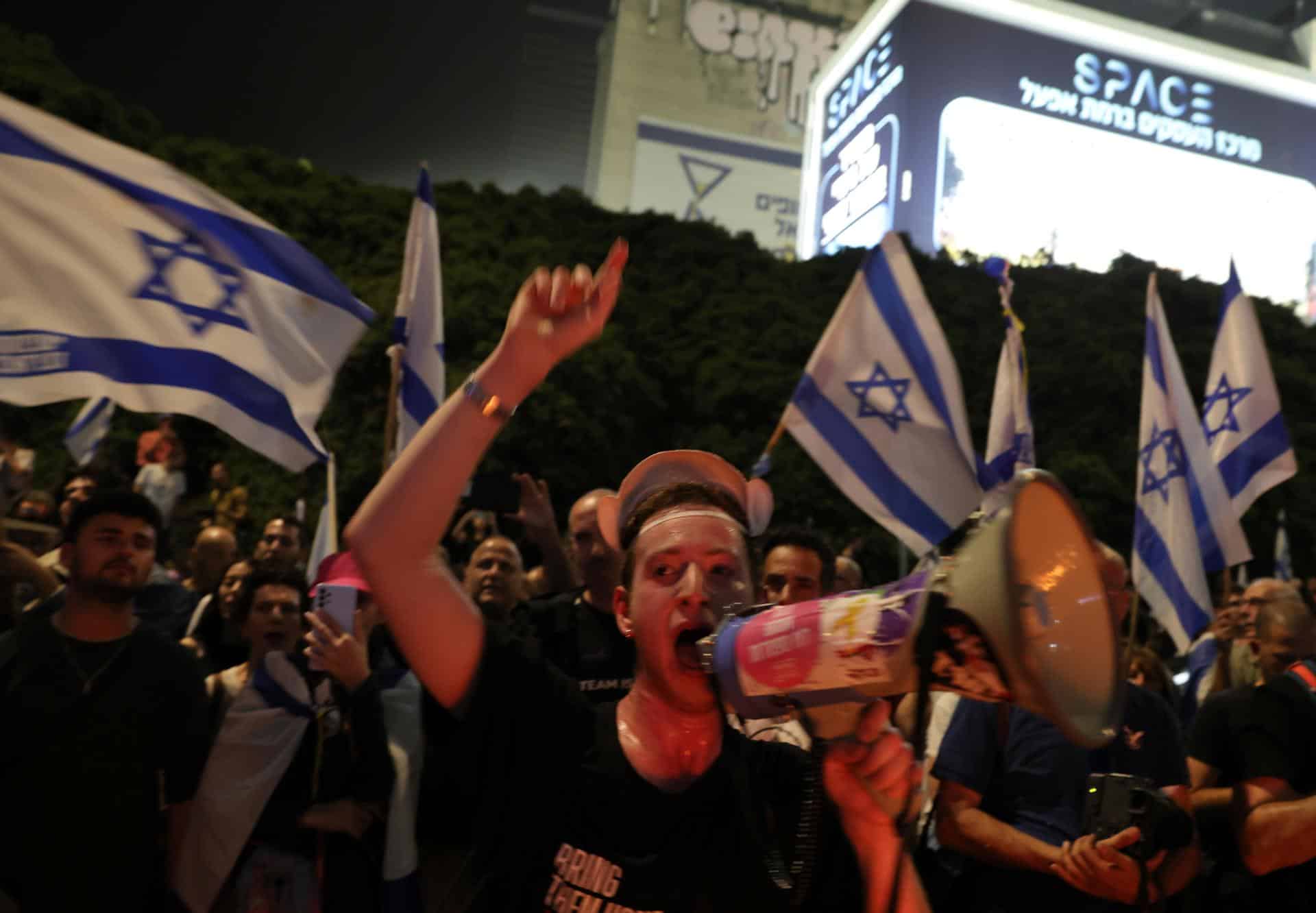 Manifestantes antigubernamentales salieron a las calles después de que el primer ministro israelí destituyera al ministro de Defensa, Yoav Gallant, en Tel Aviv, el 5 de noviembre de 2024. EFE/EPA/VASSIL DONEV