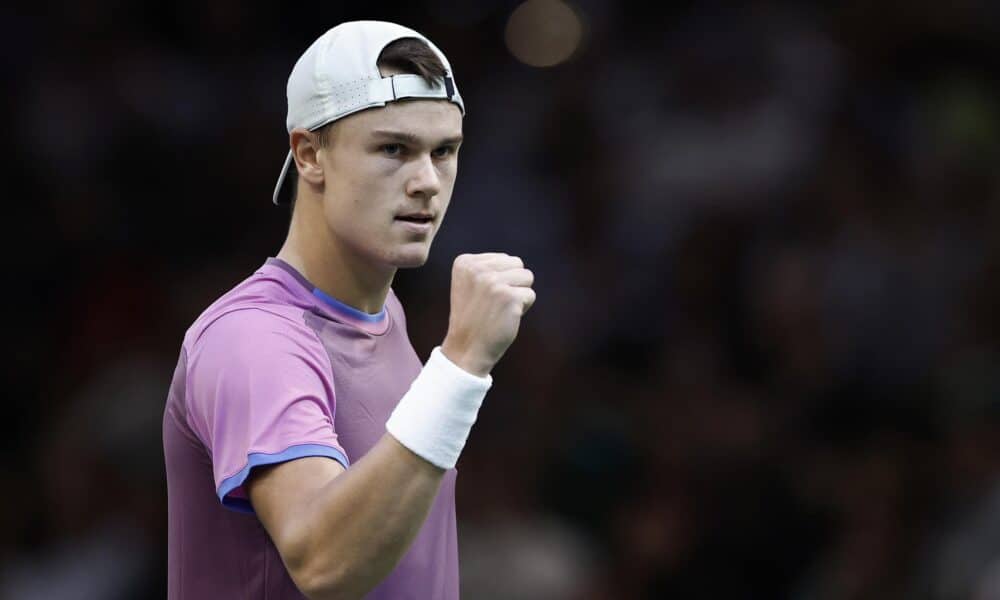 Holger Rune celebra su victoria ante Alex de Minaur. EFE/EPA/YOAN VALAT