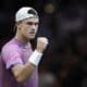 Holger Rune celebra su victoria ante Alex de Minaur. EFE/EPA/YOAN VALAT