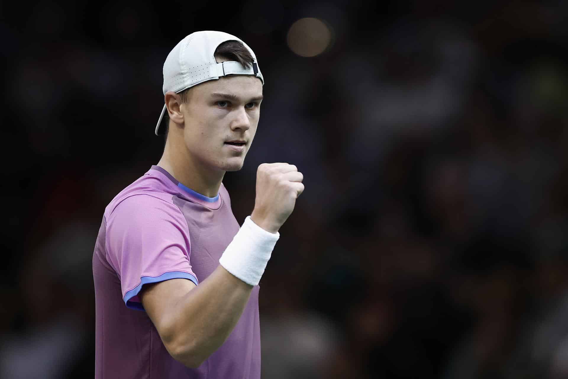 Holger Rune celebra su victoria ante Alex de Minaur. EFE/EPA/YOAN VALAT