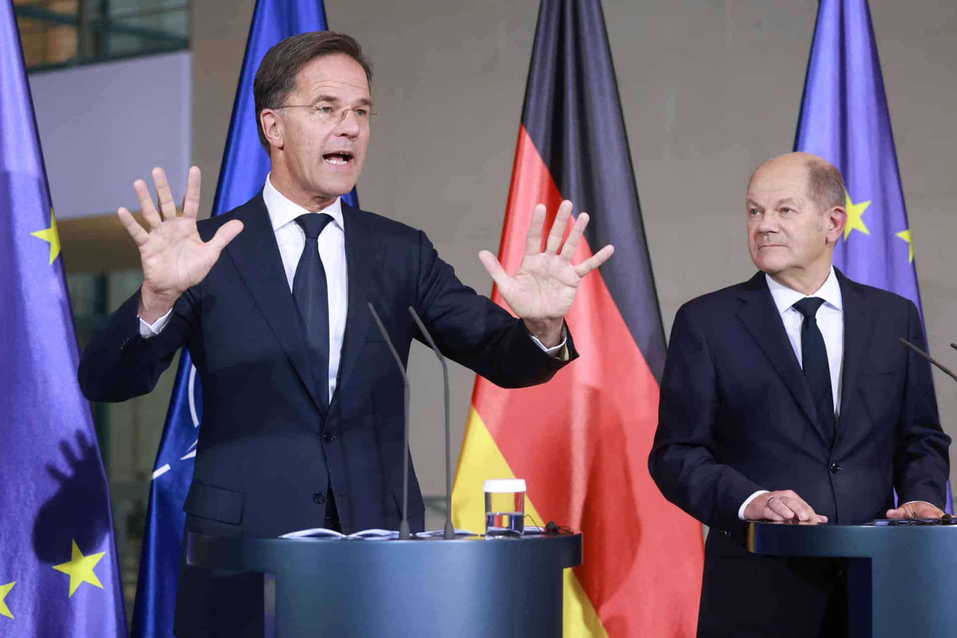 El canciller alemán, Olaf Scholz, (D) y el secretario general de la OTAN, Mark Rutte, en Berlín el 4 de noviembre de 2024. EFE/EPA/CLEMENS BILAN