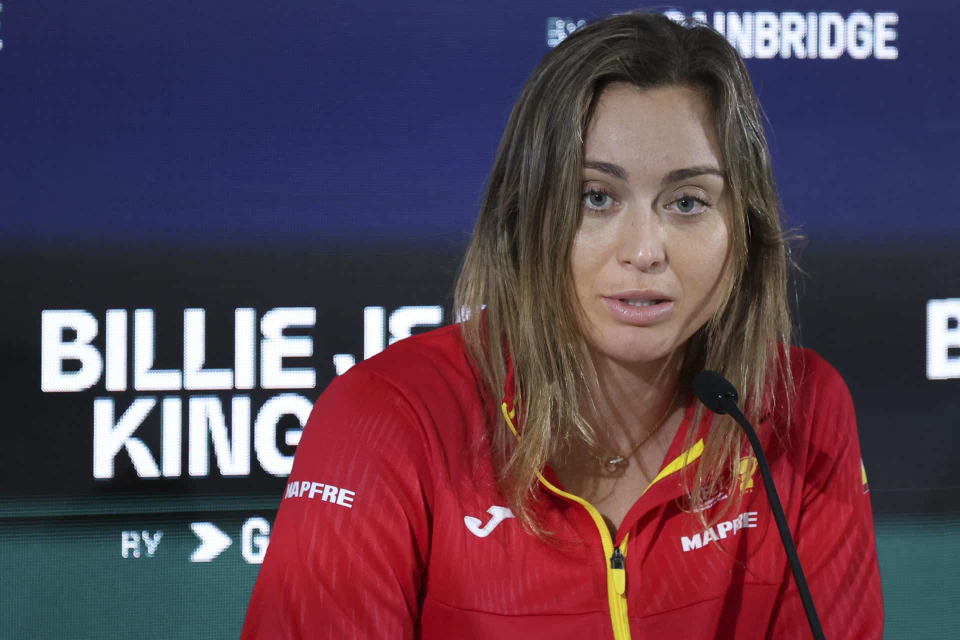 Paula Badosa, durante la rueda de prensa previa a las finales de la Copa Billie Jean King. El equipo español tenía que haberse enfrentado a Polonia este miércoles, pero la alerta roja por fuertes lluvias activada en toda la provincia de Málaga ha obligado al aplazamiento de la primera jornada. EFE/Daniel Pérez