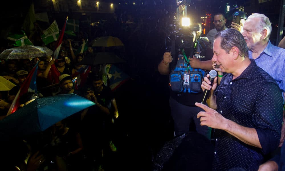 Juan Dalmau del Partido Independentista de Puerto Rico habla frente a sus seguidores este martes, en San Juan (Puerto Rico). EFE/ Thais Llorca