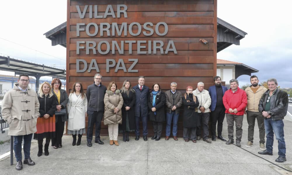 -La alcaldesa de Fuentes de Oñoro (Salamanca, España), Laura Vicente (c-i), y el alcalde de Almeida (Portugal), António Machado (c-d), posan durante el acto de la firma en la frontera hispanolusa de Las Mugas, por el que se reconoce que los límites fronterizos no han variado. EFE/ Carlos García