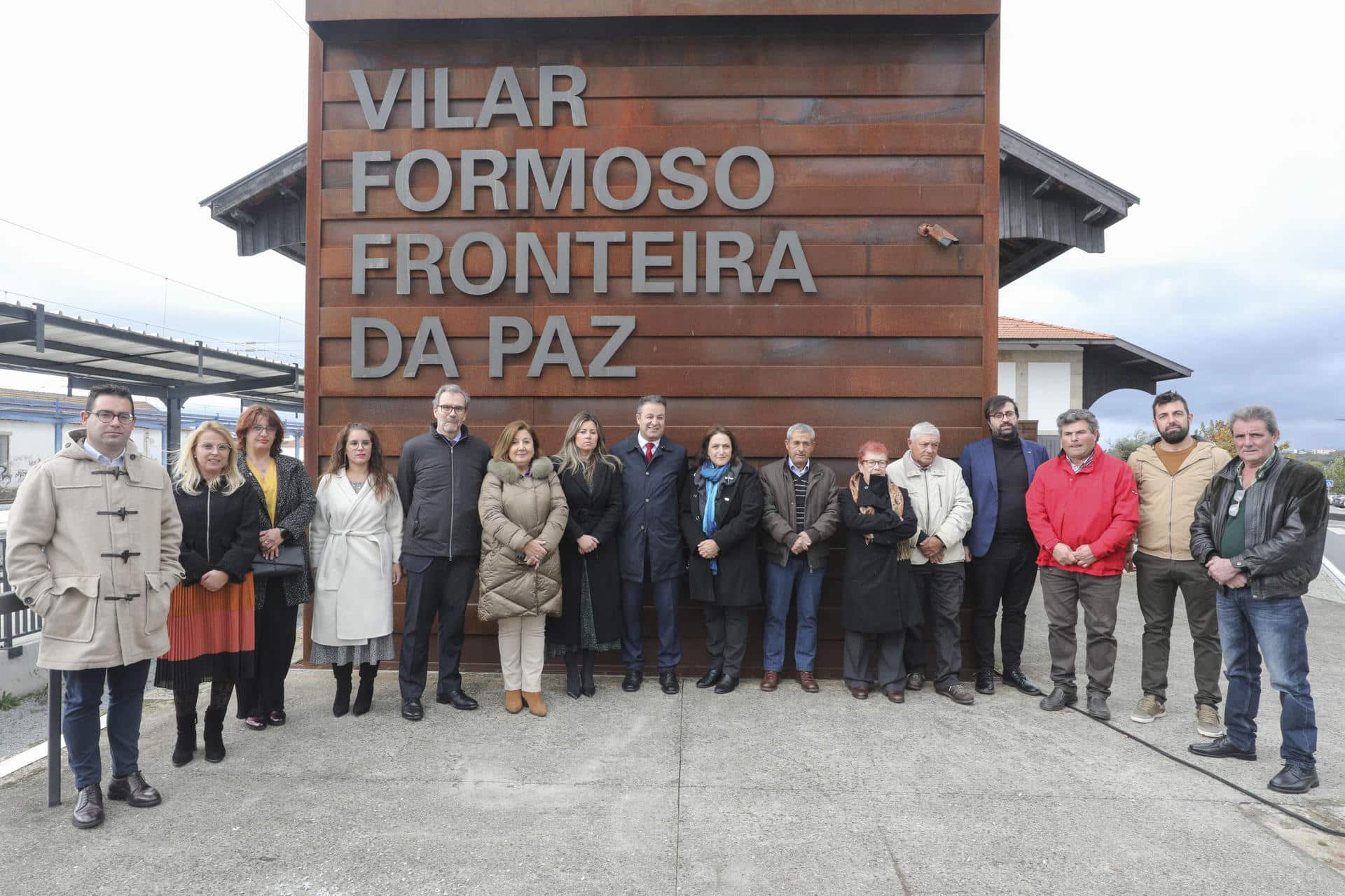 -La alcaldesa de Fuentes de Oñoro (Salamanca, España), Laura Vicente (c-i), y el alcalde de Almeida (Portugal), António Machado (c-d), posan durante el acto de la firma en la frontera hispanolusa de Las Mugas, por el que se reconoce que los límites fronterizos no han variado. EFE/ Carlos García