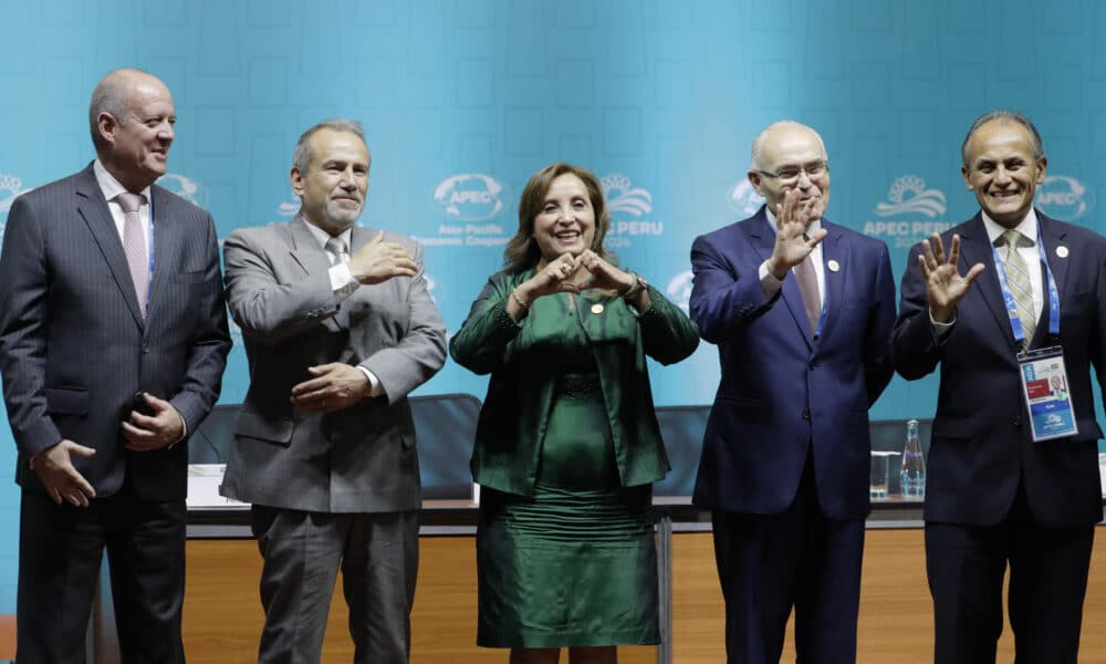 Imagen que muestra, desde la izquierda, al presidente de la comisión pro tempore de APEC, Carlos Chavez Tafur; el canciller Elmer Schialer; La presidenta de Perú, Dina Boluarte, y el presidente de los Altos Funcionarios de la APEC, Carlos Vásquez, y el alto funcionario de Perú, Renato Reyes, l finalizar una rueda de prensa donde se entrego un balance final de la APEC, en Lima. EFE/ Carlos Ortega