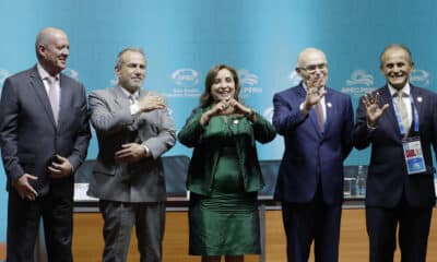 Imagen que muestra, desde la izquierda, al presidente de la comisión pro tempore de APEC, Carlos Chavez Tafur; el canciller Elmer Schialer; La presidenta de Perú, Dina Boluarte, y el presidente de los Altos Funcionarios de la APEC, Carlos Vásquez, y el alto funcionario de Perú, Renato Reyes, l finalizar una rueda de prensa donde se entrego un balance final de la APEC, en Lima. EFE/ Carlos Ortega