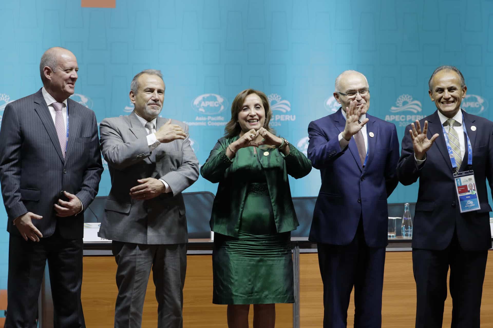 Imagen que muestra, desde la izquierda, al presidente de la comisión pro tempore de APEC, Carlos Chavez Tafur; el canciller Elmer Schialer; La presidenta de Perú, Dina Boluarte, y el presidente de los Altos Funcionarios de la APEC, Carlos Vásquez, y el alto funcionario de Perú, Renato Reyes, l finalizar una rueda de prensa donde se entrego un balance final de la APEC, en Lima. EFE/ Carlos Ortega