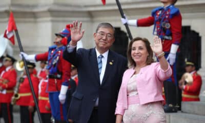 La presidenta de Perú, Dina Boluarte, saluda junto al primer ministro de Japón, Shigeru Ishiba, durante su recibimiento en el Palacio de Gobierno, este domingo en Lima. EFE/ Paolo Aguilar