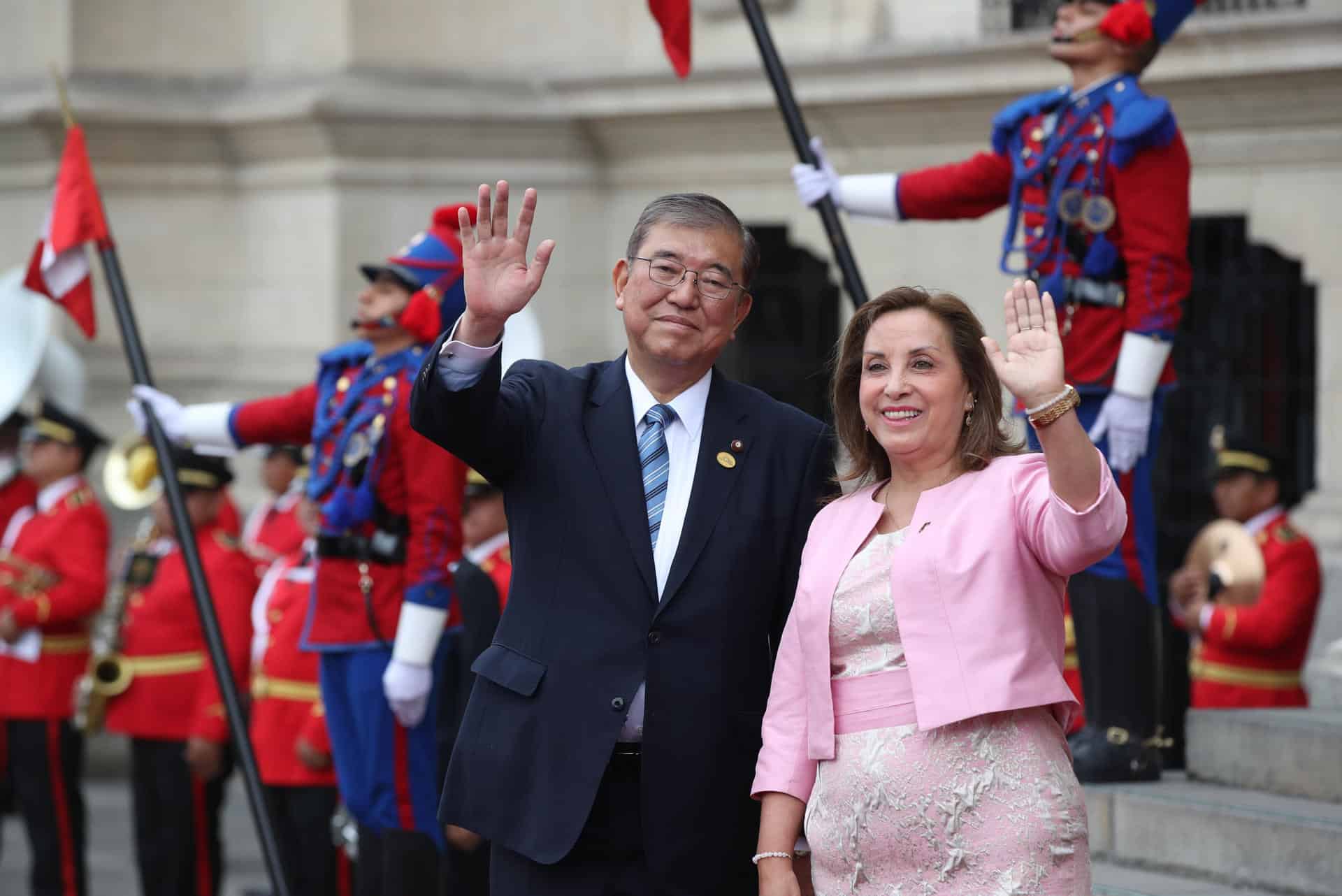 La presidenta de Perú, Dina Boluarte, saluda junto al primer ministro de Japón, Shigeru Ishiba, durante su recibimiento en el Palacio de Gobierno, este domingo en Lima. EFE/ Paolo Aguilar