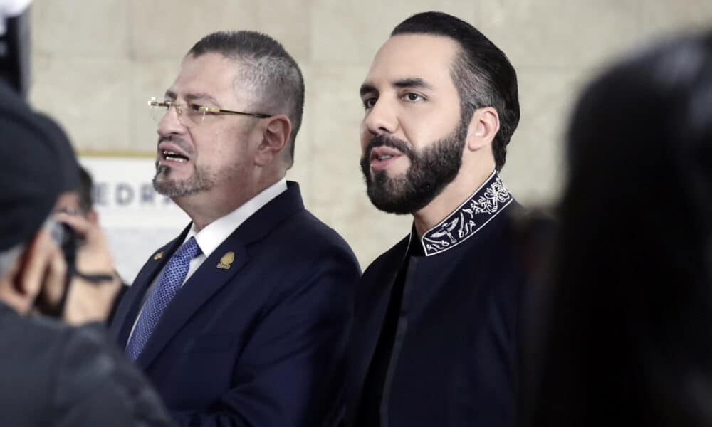 El presidente de Costa Rica, Rodrigo Chaves (i), junto a su homólogo de El Salvador, Nayib Bukele. EFE/ Jeffrey Arguedas