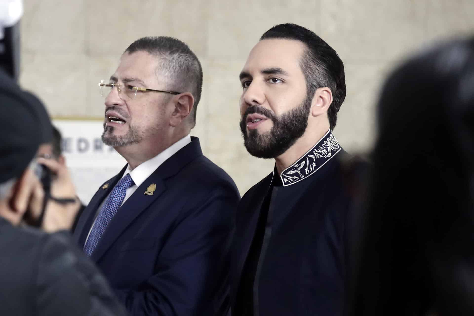 El presidente de Costa Rica, Rodrigo Chaves (i), junto a su homólogo de El Salvador, Nayib Bukele. EFE/ Jeffrey Arguedas