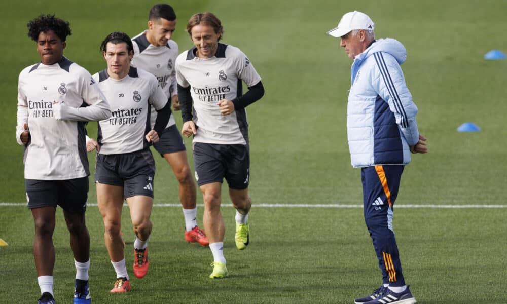 El entrenador del Real Madrid, Carlo Ancelotti durante el entrenamiento del equipo en la Ciudad Deportiva de Valdebebas, para preparar el partido de la cuarta jornada de la Liga de Campeones que mañana disputarán frente al AC Milan en el estadio Santiago Bernabéu de Madrid. EFE/Sergio Pérez