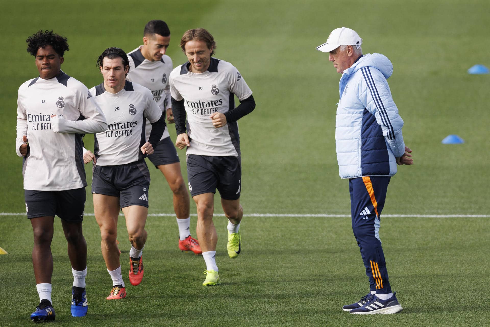 El entrenador del Real Madrid, Carlo Ancelotti durante el entrenamiento del equipo en la Ciudad Deportiva de Valdebebas, para preparar el partido de la cuarta jornada de la Liga de Campeones que mañana disputarán frente al AC Milan en el estadio Santiago Bernabéu de Madrid. EFE/Sergio Pérez