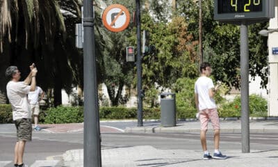 Una persona fotografía un termómetro que marca 42 grados en el centro de Valencia, en una imagen de archivo. EFE/Juan Carlos Cárdenas