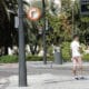 Una persona fotografía un termómetro que marca 42 grados en el centro de Valencia, en una imagen de archivo. EFE/Juan Carlos Cárdenas