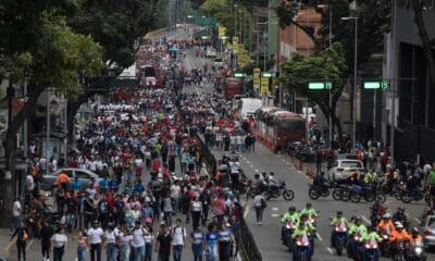 Integrantes de la Juventud Comunista de Venezuela (JCV) participan en una manifestación en conmemoración del día del Estudiante Universitario este jueves, en Caracas (Venezuela). EFE/ Miguel Gutiérrez