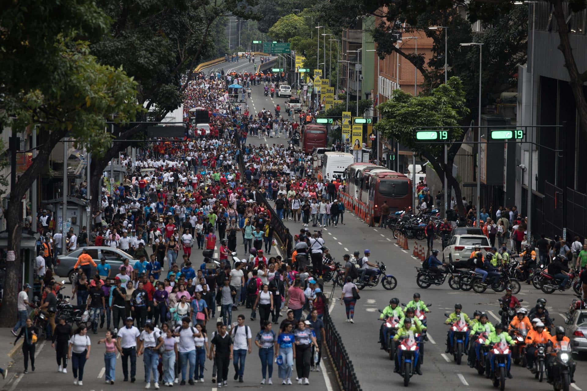 Integrantes de la Juventud Comunista de Venezuela (JCV) participan en una manifestación en conmemoración del día del Estudiante Universitario este jueves, en Caracas (Venezuela). EFE/ Miguel Gutiérrez