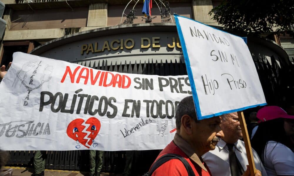 Imagen de archivo de un hombre que se manifiesta para solicitar la libertad de sus familiares detenidos tras las elecciones presidenciales del 28 de julio en Venezuela, frente al Palacio de Justicia, en Caracas. EFE/ Miguel Gutiérrez