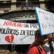 Imagen de archivo de un hombre que se manifiesta para solicitar la libertad de sus familiares detenidos tras las elecciones presidenciales del 28 de julio en Venezuela, frente al Palacio de Justicia, en Caracas. EFE/ Miguel Gutiérrez