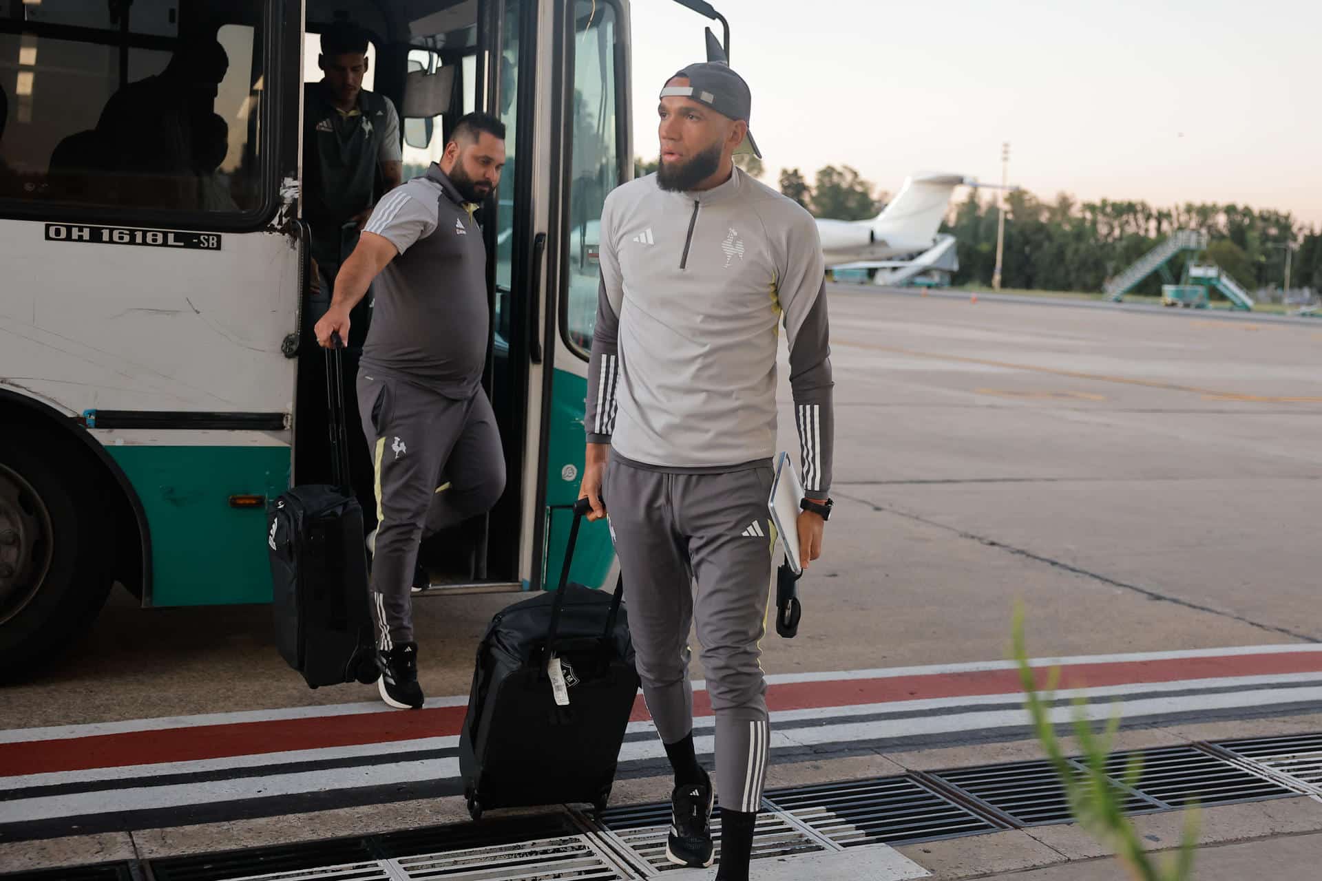 Everson de Atlético Mineiro camina a su llegada al aeropuerto internacional de Ezeiza a 35 km de Buenos Aires (Argentina). EFE/ Juan Ignacio Roncoroni