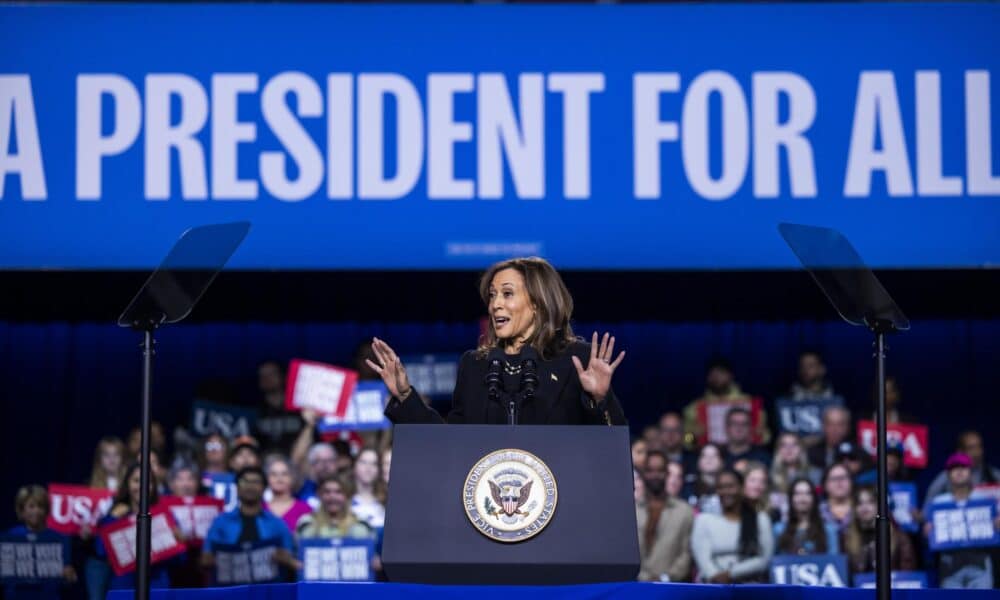 La vicepresidenta y candidata presidencial demócrata, Kamala Harris, habla en un mitin de campaña en vísperas del día de las elecciones en Allentown, Pensilvania, EE. UU., el 4 de noviembre de 2024. EFE/EPA/JIM LO SCALZO