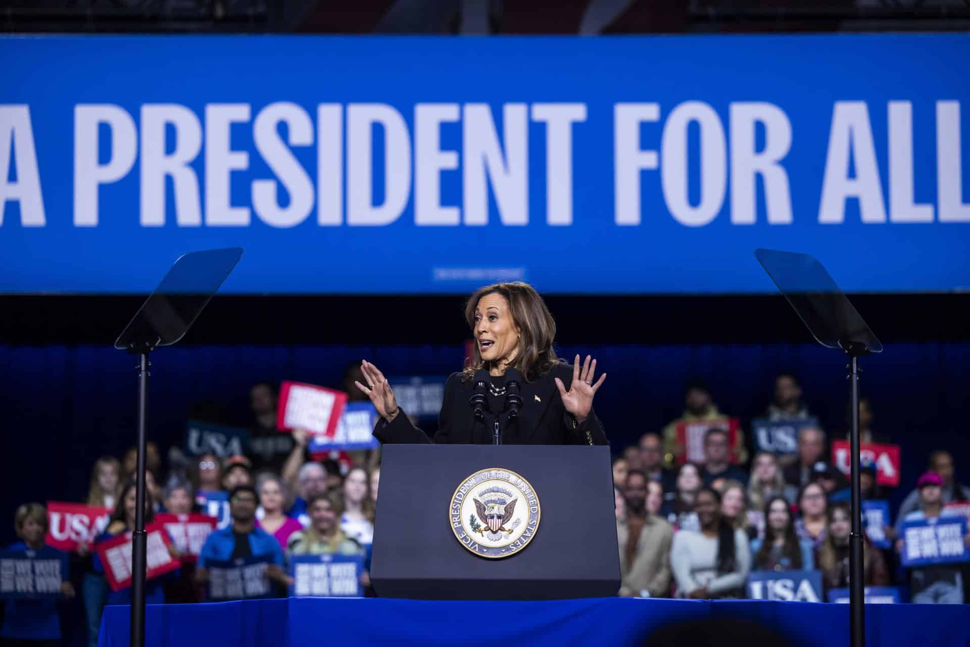 La vicepresidenta y candidata presidencial demócrata, Kamala Harris, habla en un mitin de campaña en vísperas del día de las elecciones en Allentown, Pensilvania, EE. UU., el 4 de noviembre de 2024. EFE/EPA/JIM LO SCALZO