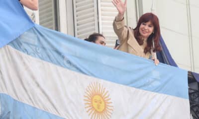 La expresidenta argentina Cristina Fernández (2007-2015) saluda a sus seguidores desde un balcón del Instituto Patria, en Buenos Aires. EFE/ Juan Ignacio Roncoroni