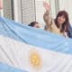 La expresidenta argentina Cristina Fernández (2007-2015) saluda a sus seguidores desde un balcón del Instituto Patria, en Buenos Aires. EFE/ Juan Ignacio Roncoroni