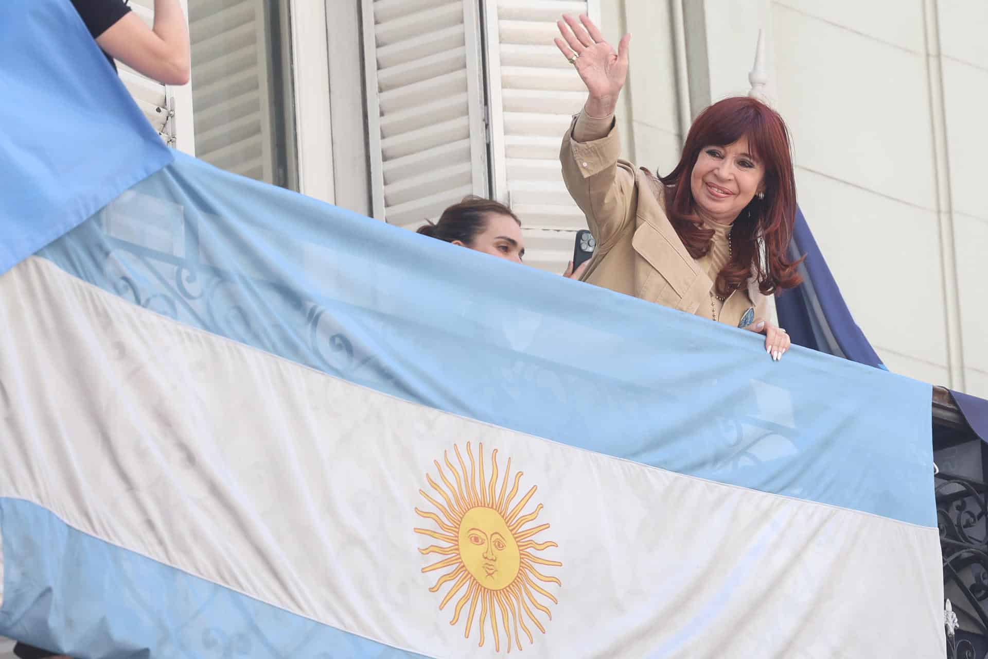 La expresidenta argentina Cristina Fernández (2007-2015) saluda a sus seguidores desde un balcón del Instituto Patria, en Buenos Aires. EFE/ Juan Ignacio Roncoroni