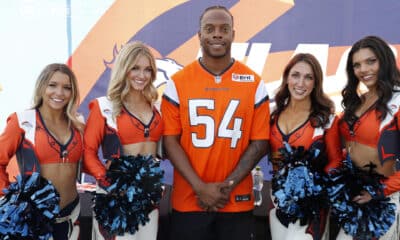 El ex jugador de los Denver Broncos de la NFL, Brandon Marshall (c), posa con porristas este domingo en una práctica del 'Flag Tochito' en Ciudad de México (México). EFE/ Mario Guzmán