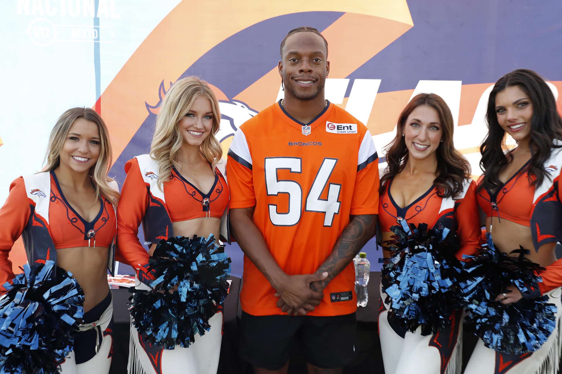 El ex jugador de los Denver Broncos de la NFL, Brandon Marshall (c), posa con porristas este domingo en una práctica del 'Flag Tochito' en Ciudad de México (México). EFE/ Mario Guzmán