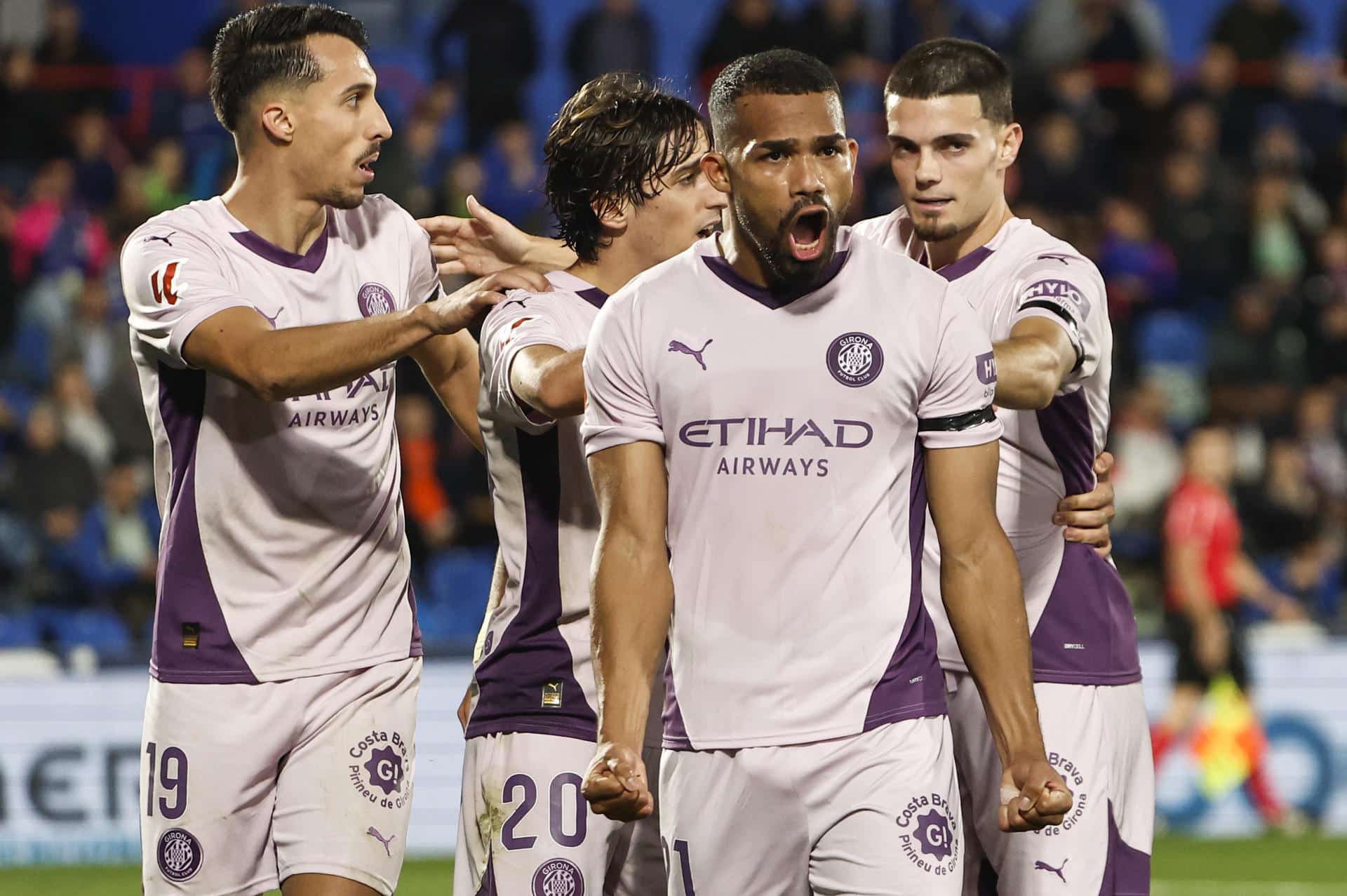 l centrocampista venezolano del Girona Yangel Herrera (2d) celebra el primer gol de su equipo durante el partido de LaLiga entre el Getafe y el Girona, este domingo en el Coliseo de Getafe. EFE/ Sergio Pérez