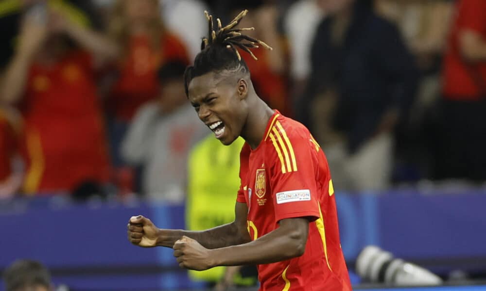 Nico Williams (d) celebra el gol marcado ante la selección inglesa en la final de la Eurocopa. EFE /Alberto Estévez