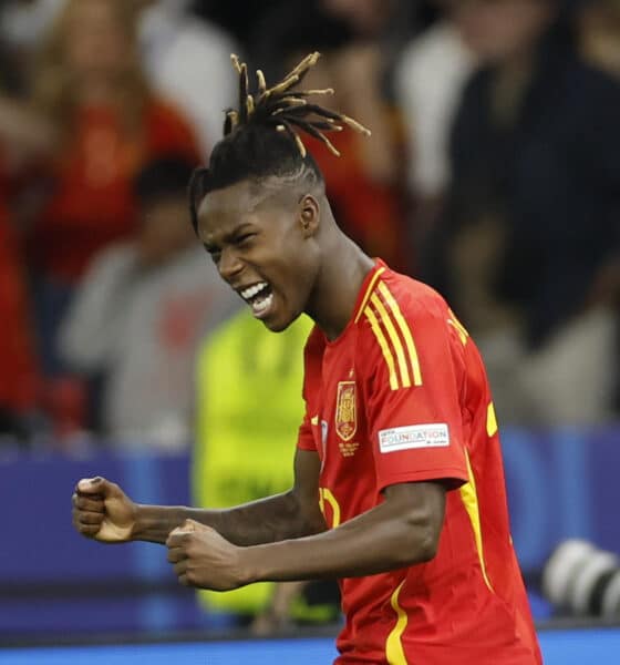 Nico Williams (d) celebra el gol marcado ante la selección inglesa en la final de la Eurocopa. EFE /Alberto Estévez