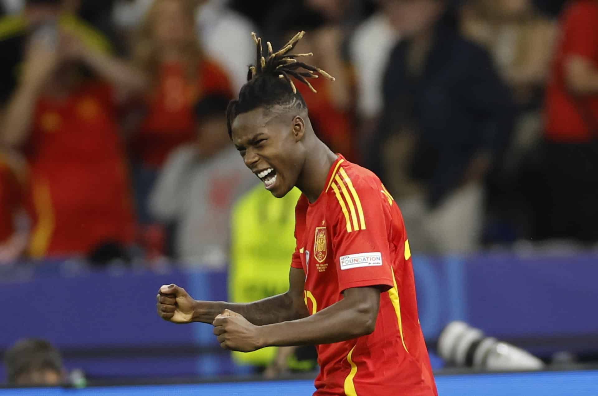 Nico Williams (d) celebra el gol marcado ante la selección inglesa en la final de la Eurocopa. EFE /Alberto Estévez