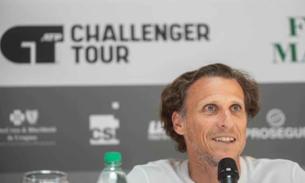 El exfutbolista Diego Forlán en rueda de prensa durante el lanzamiento del Abierto de Uruguay de tenis que se disputará desde el 11 de noviembre y en el que jugará. EFE/ Sofía Torres