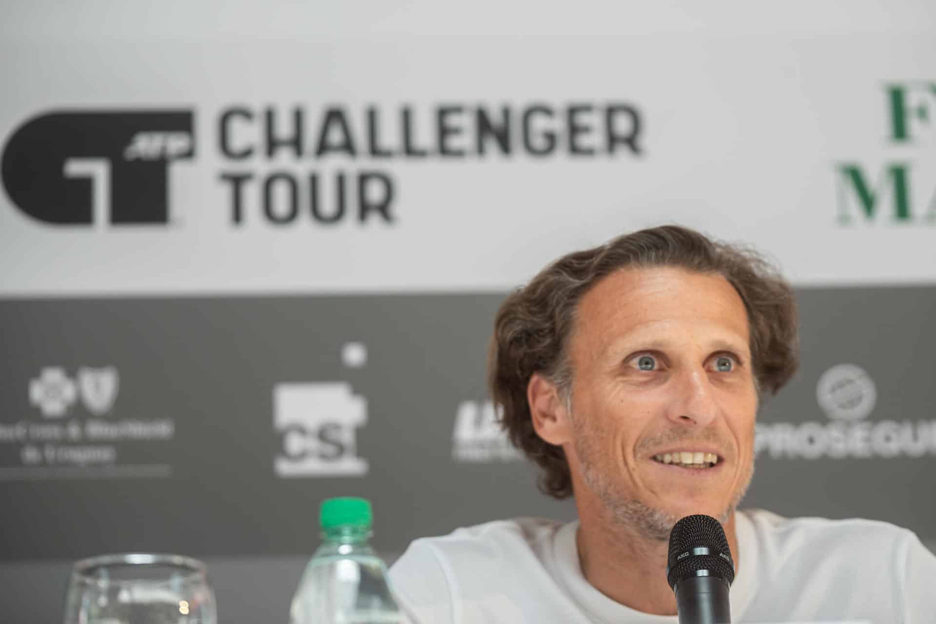 El exfutbolista Diego Forlán en rueda de prensa durante el lanzamiento del Abierto de Uruguay de tenis que se disputará desde el 11 de noviembre y en el que jugará. EFE/ Sofía Torres