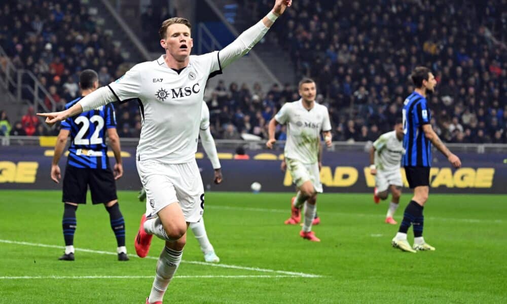 El jugador del Nápoles Scott McTominay celebra el 1-0 durante el partido de la Serie A sque han jugado Inter y Napoli en el Giuseppe Meazza en Milan, Italia. EFE/EPA/NICOLA MARFISI