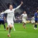 El jugador del Nápoles Scott McTominay celebra el 1-0 durante el partido de la Serie A sque han jugado Inter y Napoli en el Giuseppe Meazza en Milan, Italia. EFE/EPA/NICOLA MARFISI