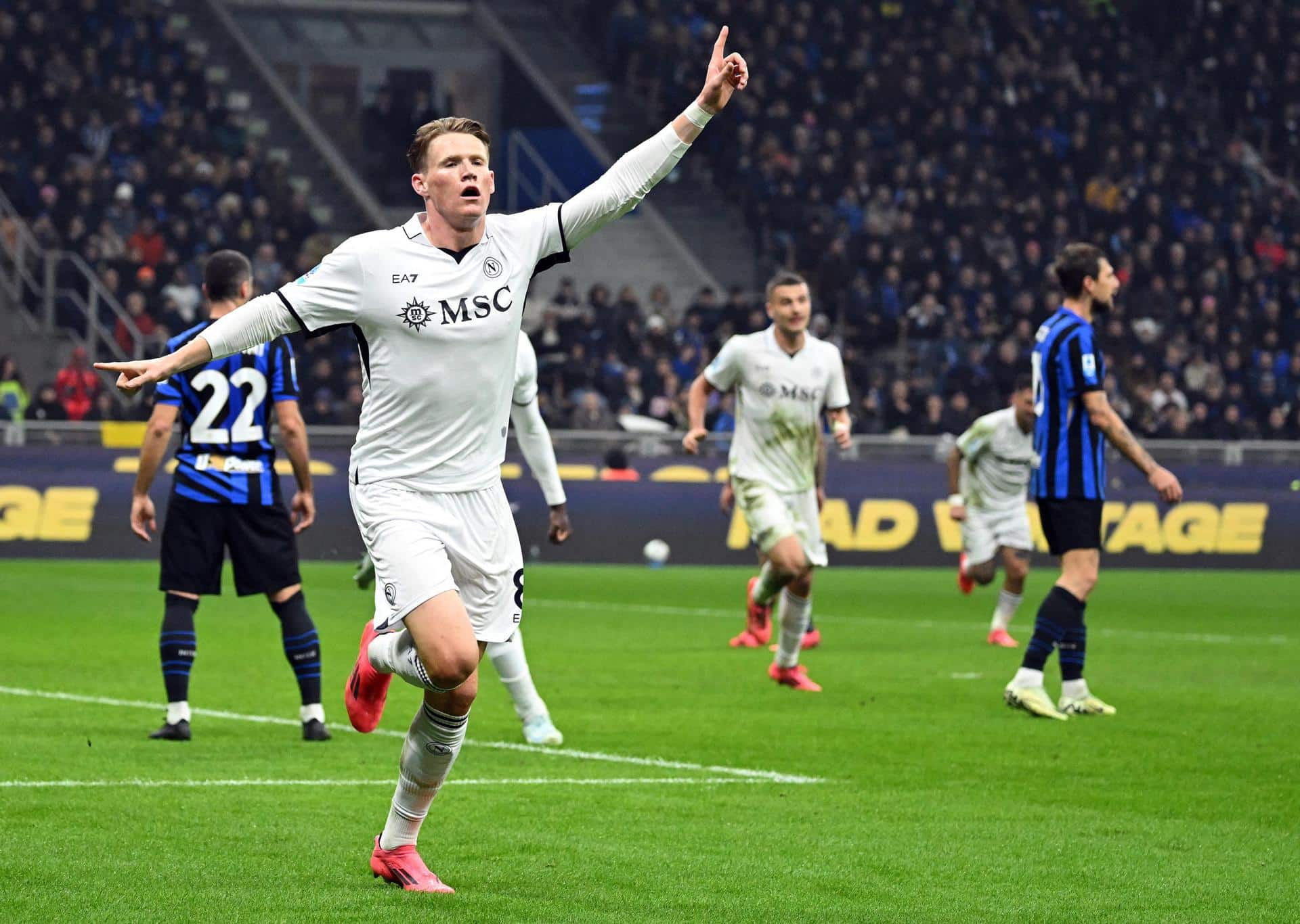 El jugador del Nápoles Scott McTominay celebra el 1-0 durante el partido de la Serie A sque han jugado Inter y Napoli en el Giuseppe Meazza en Milan, Italia. EFE/EPA/NICOLA MARFISI