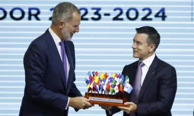 El rey Felipe VI recibe las banderas de los países de Iberoamerica del presidente de Ecuador, Daniel Noboa, al cierre de la sesión plenaria de la XXIX Cumbre Iberoamericana este viernes, en el museo Pumapungo en Cuenca (Ecuador). EFE/ Bienvenido Velasco