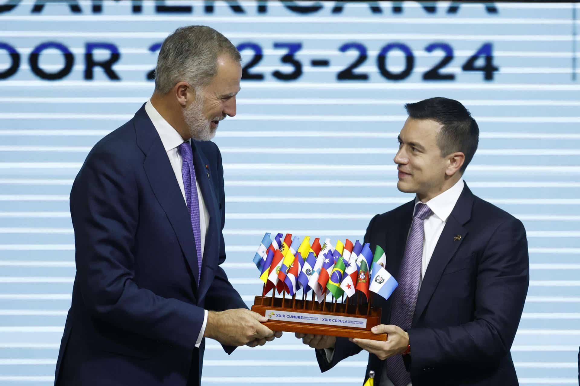 El rey Felipe VI recibe las banderas de los países de Iberoamerica del presidente de Ecuador, Daniel Noboa, al cierre de la sesión plenaria de la XXIX Cumbre Iberoamericana este viernes, en el museo Pumapungo en Cuenca (Ecuador). EFE/ Bienvenido Velasco