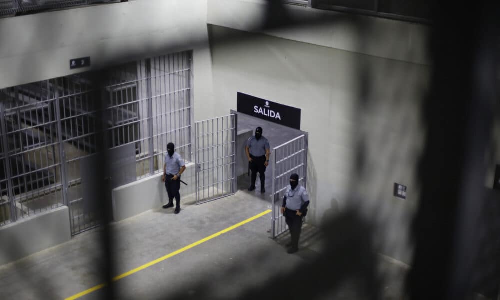 Fotografía de archivo que muestra a guardias en el interior del Centro de Confinamiento del Terrorismo (CECOT), una cárcel de El Salvador. EFE/ Rodrigo Sura