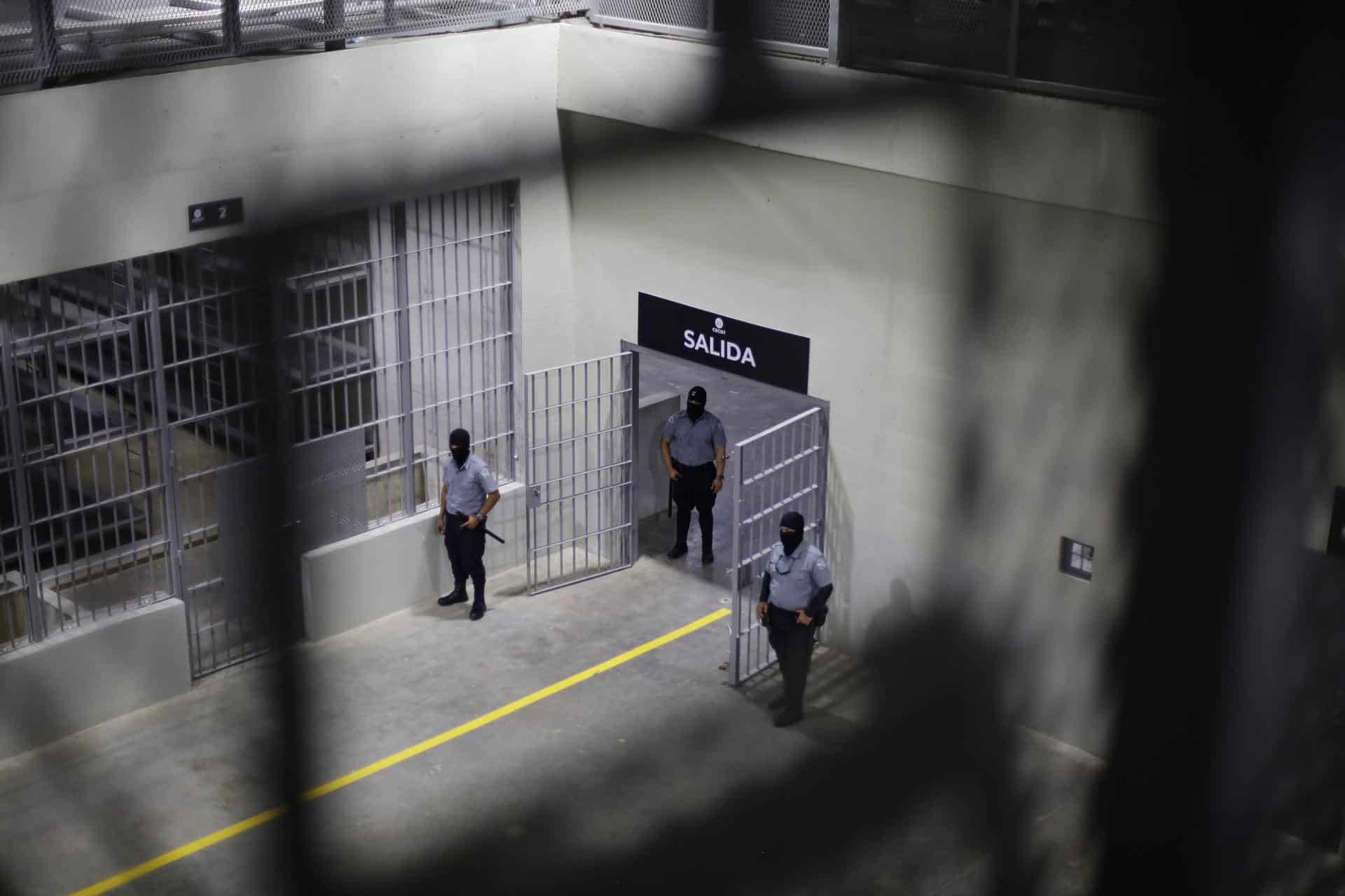 Fotografía de archivo que muestra a guardias en el interior del Centro de Confinamiento del Terrorismo (CECOT), una cárcel de El Salvador. EFE/ Rodrigo Sura