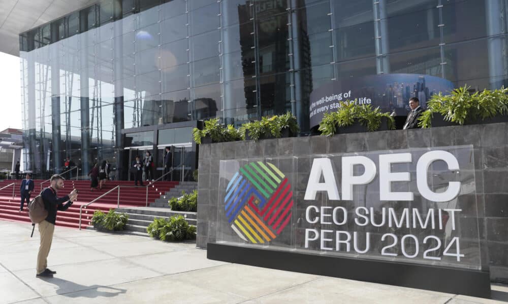 El letrero de la APEC CEO Summit, un evento empresarial paralelo a la reunión de líderes de APEC, este viernes en Lima (Perú). EFE/ Carlos Ortega