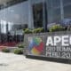 El letrero de la APEC CEO Summit, un evento empresarial paralelo a la reunión de líderes de APEC, este viernes en Lima (Perú). EFE/ Carlos Ortega